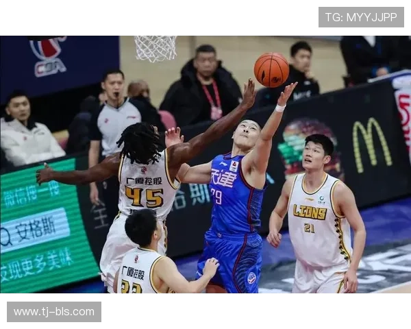 杨瀚森禁区强势单打自投自抢补篮命中展现统治级内线实力 杨瀚森禁区强势单打自投自抢补篮命中展现统治级内线实力