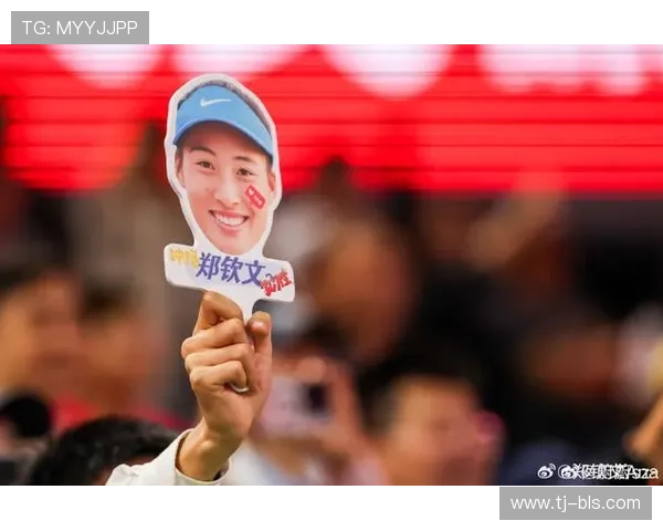 周杰伦现身温网为郑钦文首轮比赛加油打CALL 展现超级支持力量